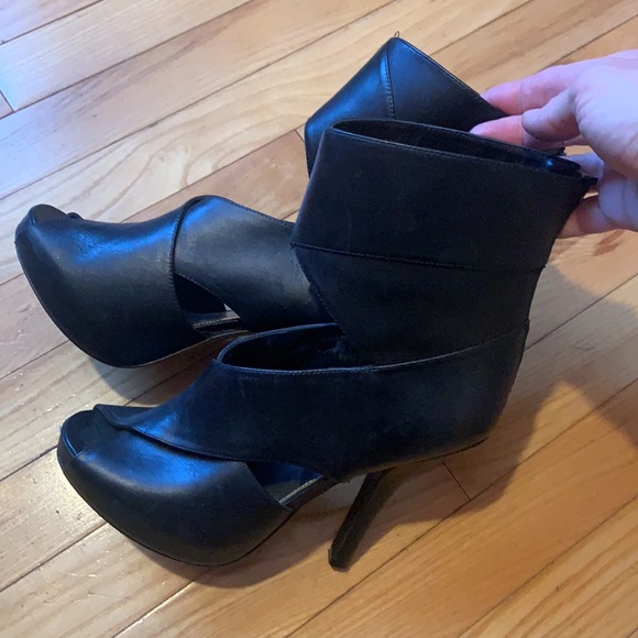 Cut out booties - Picture 2 of 6